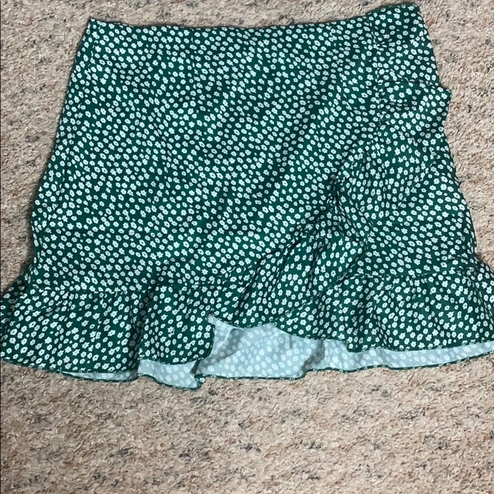 Green flower patterned wrap top and skirt - Picture 2 of 3